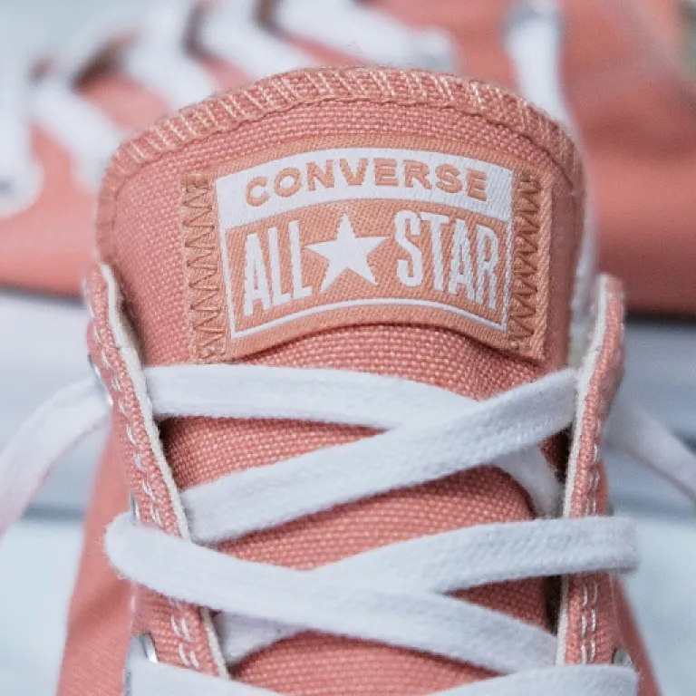 Comment adopter le mocassin à lacet pour un style féminin et confortable