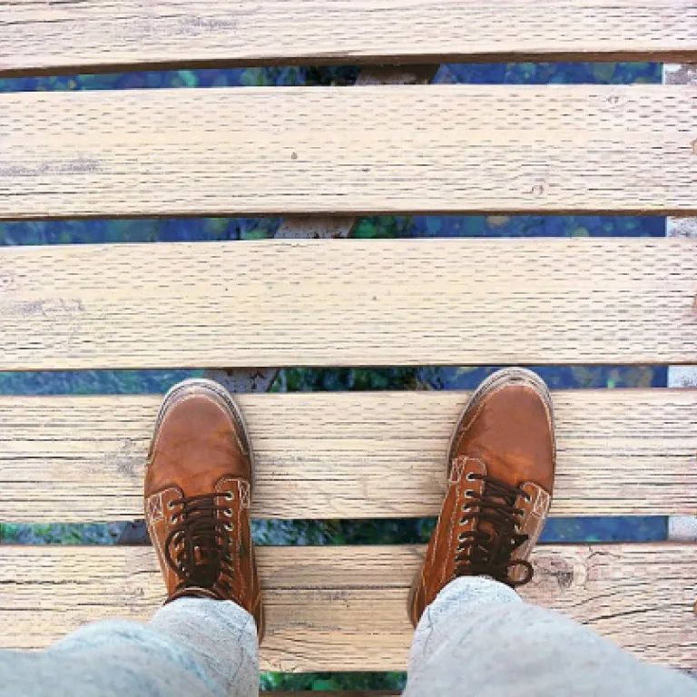 Comment porter un blazer en cuir avec des chaussures féminines